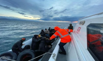 Çanakkale açıklarında Yunanistan’ın geri ittiği 37 kaçak göçmen kurtarıldı