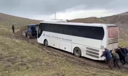 Cenaze götürürken çamura saplanan otobüs, traktörle kurtarıldı