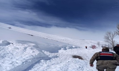 Çığ düşmesi sonucu kapanan köy yolu ulaşıma açıldı