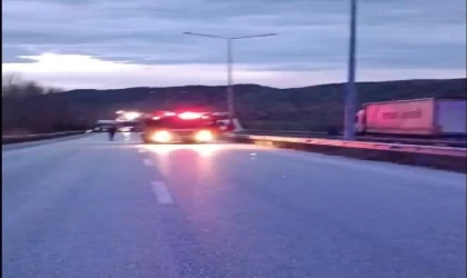 Devrilen akaryakıt tankerinin sürücüsü yaralandı, karayolu trafiğe kapandı