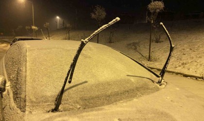 Elazığda araçların camları buz tuttu