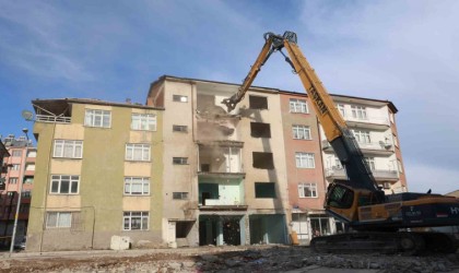 Elazığda depremde ağır hasar alan 3 katlı binaların yıkımı tamamlandı