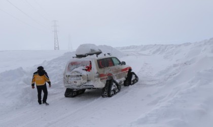 Erzincanda karlı dağları aşan paletli ambulanslar hastaların derdine derman oluyor