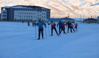 Erzurum’da yeterli kar olmadığı için milli sporcular çalışmalarını Yüksekova’da sürdürüyor