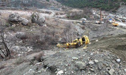 Freni boşalan vinç şarampole devrildi