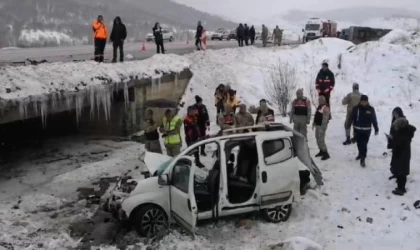 Hafif ticari araç ile midibüs çarpıştı; 1 ölü, 6’sı asker 9 yaralı