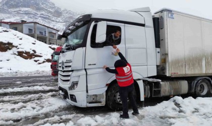 Hakkari yolda kalanlara kumanya dağıtıldı