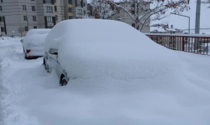 Hakkari’de, 263 yerleşim yerinin yolu kardan kapandı