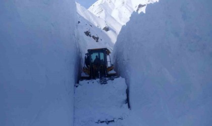 Hakkaride 7 metreyi bulan karda yol açma çalışması