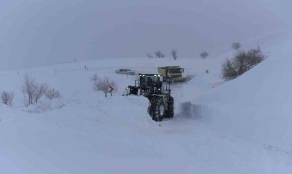 Hakkaride karla mücadele çalışması aralıksız sürüyor