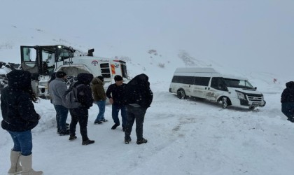 Hakkaride karla mücadele çalışması devam ediyor