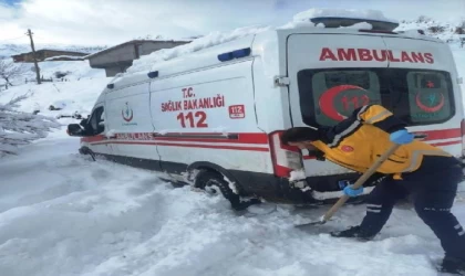 Hasta almaya giden ambulans kara saplandı