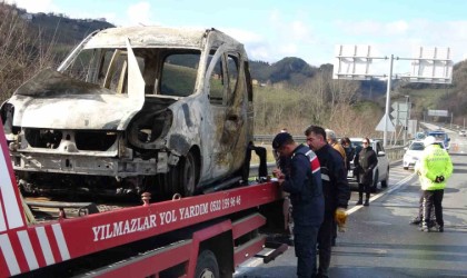 Hastane yolunda dehşeti yaşadılar: Araç 10 dakikada küle döndü