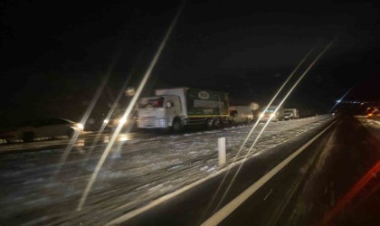 Iğdır-Ağrı karayolu ulaşıma kapandı, onlarca araç yolda kaldı