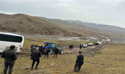 İstanbuldan cenaze getiren otobüs çamurlu yola saplandı