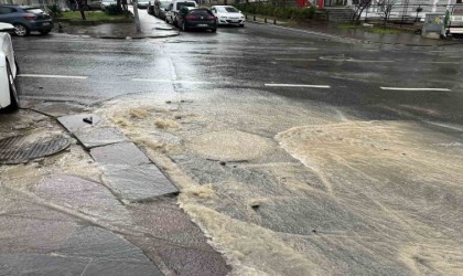 Kanalizasyon borusu patladı, cadde göle döndü