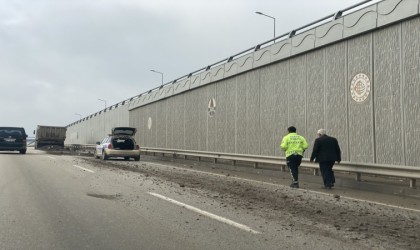 Kapak açılınca moloz karayoluna döküldü