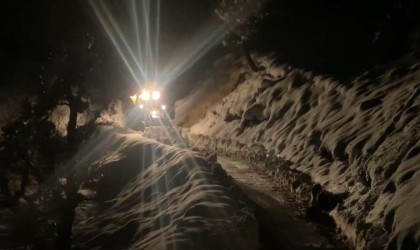 Kar kalınlığının 3 metreyi geçtiği Şırnakta yol açma çalışmaları devam ediyor