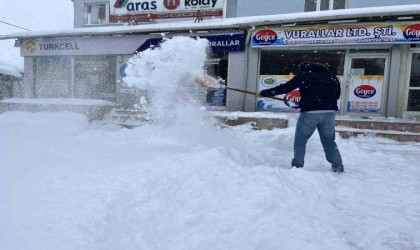 Kar yağışı yetişkinlere çile, çocuklara mutluluk oldu