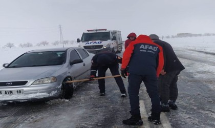 Kara saplanan otomobili AFAD ve Karayolları ekipleri kurtardı