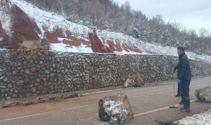 Karayoluna düşen kaya parçaları trafiği aksattı