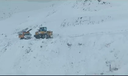 Kardan kapanan yolda mahsur kalan enerji şirketi ekibi, kurtarıldı