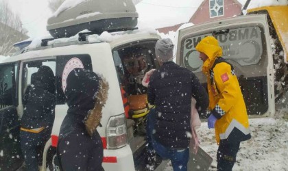 Kardan yolu kapanan köyde rahatsızlanan çocuk için ekipler seferber oldu