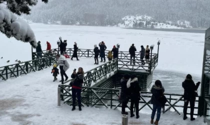 Karla kaplı Abant’ta hafta sonu tatilci yoğunluğu/ Ek fotoğraflar