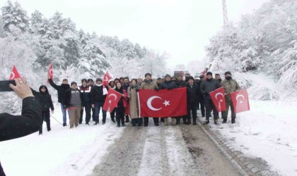 Karlı havada şehit Mehmetçikler için yürüdüler