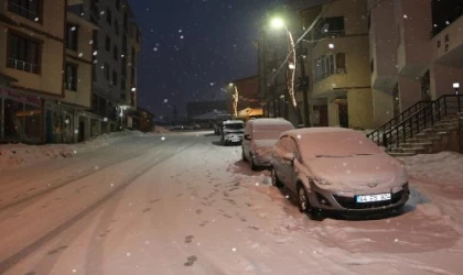 Karlıova’da kar 4 metreyi geçti, iş makinesi gözden kayboldu (2)