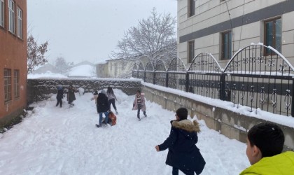 Karlıovada kar vatandaşa çile, çocuklara eğlence oldu