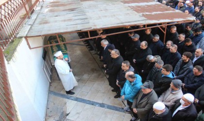 Karne gününde öğrencilerini yasa boğdu