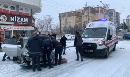 Kaza yapan otomobil, iş yerindeki tavuk pişirme makinesine çarptı: 1 yaralı