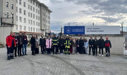 Kız öğrenci yurdunda yangın tatbikatı