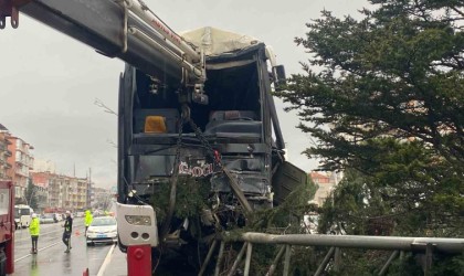 Kontrolden çıkan otobüs 2 araç ve direğe çarparak durabildi