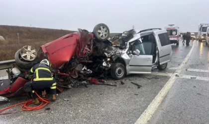 Lüleburgaz’da otomobil ile hafif ticari araç çarpıştı: 2 ölü, 1 yaralı