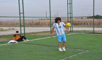 Maradonaya benzerliği ile herkesi şaşırtıyor