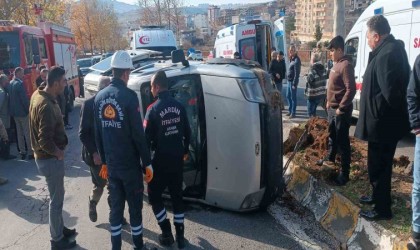 Mardinde hafif ticari araç takla attı: 3ü ağır 4 yaralı