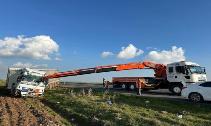 Mardinde kontrolden çıkan tır devrildi