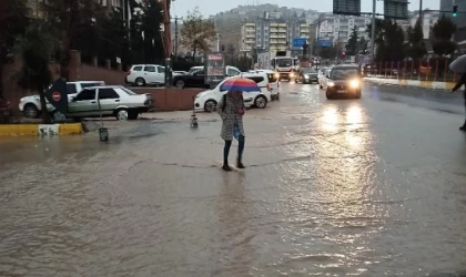 Mardin’de sağanak; cadde ve sokaklar suyla doldu