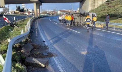 Minibüs, bariyere çarpıp devrildi: 1 ölü, 1 yaralı