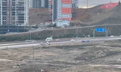 Minibüsü ile ters yönde geri geri ilerledi, trafiği tehlikeye attı