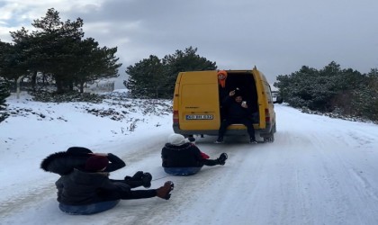 Minibüsün arkasına bağladıkları iple kaydılar