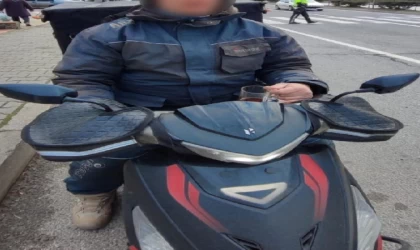 Motosikletiyle seyir halindeyken çay içen sürücüye para cezası