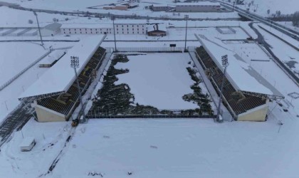 Muşlular maç iptalini önlemek için küreklerle stadyumu temizledi