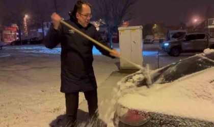 Nevşehir Belediye Başkanı araçların kar temizliğini yaptı