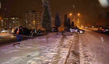 Nevşehirde buzlanma kazaya sebep oldu, 3 araç hasar gördü