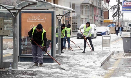 Niğde Belediyesinden kent genelinde karla mücadele çalışması