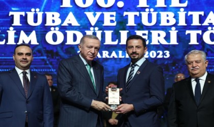 Niğde Ömer Halisdemir Üniversitesi akademisyeni ödülünü Cumhurbaşkanı Erdoğandan aldı