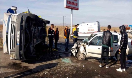 Niğdede kamyonet ile otomobil çarpıştı: 1 ölü, 5 yaralı